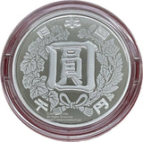 近代通貨制度150周年記念1000円銀貨・1,000円銀貨プルーフ 図案・表面:「圓」の文字と「菊と桐」裏面:現行通常貨幣(6貨種)の図柄 直径:40.00mm 品位:純銀99.9% 量目:31.1g 発行数:50,000枚・プルーフ・造幣局製