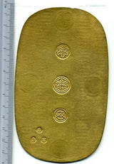 万延大判(万延大判金)は万延元年(1860)〜文久2年(1862)に鋳造されました。  品位は金344 / 銀639 / 雑17 量目は112.40gです。  万延大判には、たがね打ちとのし目打ちの2種があり、こちらはたがね打ちです。  それまでの大判より軽量となり三十匁。  鑑定書・桐箱付き。  こちらの商品は在庫確認が必要な商品です