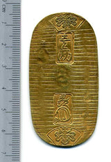 文政小判は文政2年~文政11年(1819~1828)に鋳造されました。  品位は金559 / 銀441 量目13.07g。  裏の極印が草書体の文の字なので、草文小判ともいいます。  鑑定書・桐箱付き。