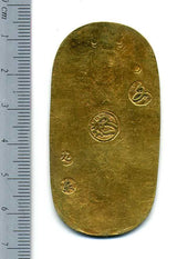 文政小判は文政2年~文政11年(1819~1828)に鋳造されました。  品位は金559 / 銀441 量目13.07g。  裏の極印が草書体の文の字なので、草文小判ともいいます。  鑑定書・桐箱付き。