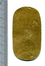 文政小判は文政2年~文政11年(1819~1828)に鋳造されました。  品位は金559 / 銀441 量目13.07g。  裏の極印が草書体の文の字なので、草文小判ともいいます。  鑑定書・桐箱付き。