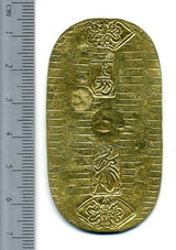 元文小判は元文元年~文政元年(1736~1818)まで鋳造されました。 背に真書体の文の字の刻印があり真文小判とも呼ばれています。 品位は金653 / 銀347 量目13.00g です。 鑑定書・桐箱付き