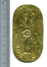 元文小判は元文元年~文政元年(1736~1818)まで鋳造されました。 背に真書体の文の字の刻印があり真文小判とも呼ばれています。 品位は金653 / 銀347 量目13.00g です。 鑑定書・桐箱付き