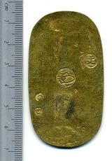 元文小判は元文元年~文政元年(1736~1818)まで鋳造されました。 背に真書体の文の字の刻印があり真文小判とも呼ばれています。 品位は金653 / 銀347 量目13.00g です。 鑑定書・桐箱付き