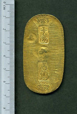 文政小判は文政2年~文政11年(1819~1828)に鋳造されました。  品位は金559 / 銀441 量目13.07g。  裏の極印が草書体の文の字なので、草文小判ともいいます。  鑑定書・桐箱付き。