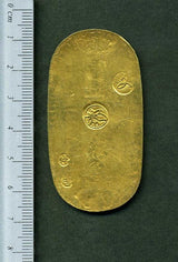 文政小判は文政2年~文政11年(1819~1828)に鋳造されました。  品位は金559 / 銀441 量目13.07g。  裏の極印が草書体の文の字なので、草文小判ともいいます。  鑑定書・桐箱付き。