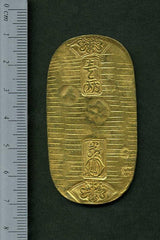 文政小判は文政2年~文政11年(1819~1828)に鋳造されました。  品位は金559 / 銀441 量目13.07g。  裏の極印が草書体の文の字なので、草文小判ともいいます。  鑑定書・桐箱付き。