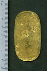 文政小判は文政2年~文政11年(1819~1828)に鋳造されました。  品位は金559 / 銀441 量目13.07g。  裏の極印が草書体の文の字なので、草文小判ともいいます。  鑑定書・桐箱付き。