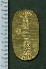 元文小判は元文元年~文政元年(1736~1818)まで鋳造されました。 背に真書体の文の字の刻印があり真文小判とも呼ばれています。 品位は金653 / 銀347 量目13.00g です。 鑑定書・桐箱付き