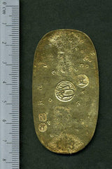 元文小判は元文元年~文政元年(1736~1818)まで鋳造されました。 背に真書体の文の字の刻印があり真文小判とも呼ばれています。 品位は金653 / 銀347 量目13.00g です。 鑑定書・桐箱付き