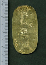 元文小判は元文元年~文政元年(1736~1818)まで鋳造されました。 背に真書体の文の字の刻印があり真文小判とも呼ばれています。 小吉刻印は縁起の良い七福小判です。 品位は金653 / 銀347 量目13.00g です。 鑑定書・桐箱付き