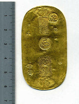 宝永小判は宝永7年~正徳4年(1710~1714)に鋳造されました。  品位は金834 / 銀166 量目9.34g。  裏の極印が乾の字なので、乾字小判ともいいます。  鑑定書・桐箱付き。