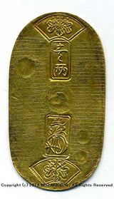 天保8年〜安政5年 (1837~1858)に鋳造されました。 金56.8% 銀43.2% 量目11.2g。 裏の極印が保の字なので、保字小判ともいいます。 鑑定書・桐箱付き。