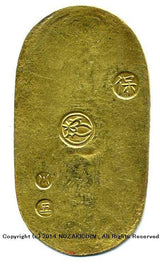 天保8年〜安政5年 (1837~1858)に鋳造されました。 金56.8% 銀43.2% 量目11.2g。 裏の極印が保の字なので、保字小判ともいいます。 鑑定書・桐箱付き。