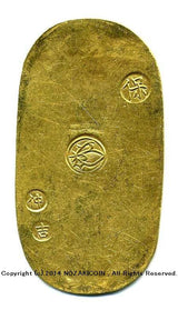 天保小判は天保8年〜安政5年 (1837~1858)に鋳造されました。 金56.8% 銀43.2% 量目11.3g。 裏の極印が保の字なので、保字小判ともいいます。 鑑定書・桐箱付き。