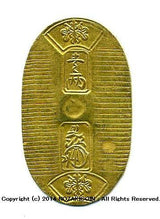 万延小判は万延元年~慶応3年(1860~1867)まで鋳造されました。  品位は金574 / 銀426 量目3.3g です。  小型で雛小判とも呼ばれます。  鑑定書・桐箱付き。