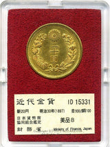 新20円 明治30年(1897) 発行枚数 1,861,000枚 直径 28.78mm 品位 金900 / 銅100 量目16.67g 化粧箱にはダメージがあります。 オークションのビニール袋無し