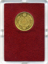 旧5円金貨(縮小) 明治6年(1873) 発行枚数 3,148,925枚 直径 21.82mm 品位 金900 / 銅100 量目8.33g 化粧箱にはダメージがあります。 オークションのビニール袋無し