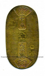 天保8年〜安政5年 (1837~1858)に鋳造されました。 金56.8% 銀43.2% 量目11.2g。 裏の極印が保の字なので、保字小判ともいいます。 鑑定書・桐箱付き。