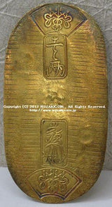 天保8年〜安政5年 (1837~1858)に鋳造されました。 金56.8% 銀43.2% 量目11.2g。 裏の極印が保の字なので、保字小判ともいいます。 鑑定書・桐箱付き。