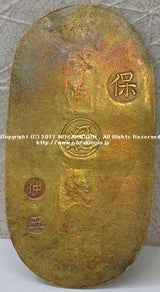 天保8年〜安政5年 (1837~1858)に鋳造されました。 金56.8% 銀43.2% 量目11.2g。 裏の極印が保の字なので、保字小判ともいいます。 鑑定書・桐箱付き。