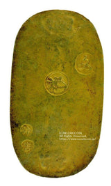 文政小判は文政2年~文政11年(1819~1828)に鋳造されました。  金55.9% 銀44.1% 量目13.07g。  裏の極印が草書体の文の字なので、草文小判ともいいます。  鑑定書・桐箱付き。