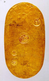 天保小判は天保8年〜安政5年 (1837~1858)に鋳造されました。 金56.8% 銀43.2% 量目11.2g。 裏の極印が保の字なので、保字小判ともいいます。 鑑定書・桐箱付き。