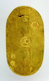 天保小判は天保8年〜安政5年 (1837~1858)に鋳造されました。 金56.8% 銀43.2% 量目11.3g。 裏の極印が保の字なので、保字小判ともいいます。 鑑定書・桐箱付き。