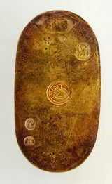 天保小判は天保8年〜安政5年 (1837~1858)に鋳造されました。 金56.8% 銀43.2% 量目11.2g。 裏の極印が保の字なので、保字小判ともいいます。 鑑定書・桐箱付き。