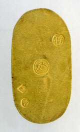 天保小判は天保8年〜安政5年 (1837~1858)に鋳造されました。 金56.8% 銀43.2% 量目11.2g。 裏の極印が保の字なので、保字小判ともいいます。 鑑定書・桐箱付き。