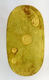 天保小判は天保8年〜安政5年 (1837~1858)に鋳造されました。 金56.8% 銀43.2% 量目11.3g。 裏の極印が保の字なので、保字小判ともいいます。 鑑定書・桐箱付き。