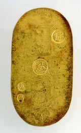 天保小判は天保8年〜安政5年 (1837~1858)に鋳造されました。 金56.8% 銀43.2% 量目11.2g。 裏の極印が保の字なので、保字小判ともいいます。 鑑定書・桐箱付き。