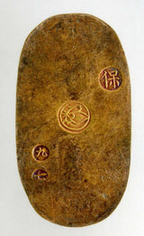 天保小判は天保8年〜安政5年 (1837~1858)に鋳造されました。 金56.8% 銀43.2% 量目11.2g。 裏の極印が保の字なので、保字小判ともいいます。 鑑定書・桐箱付き。