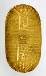 天保小判は天保8年〜安政5年 (1837~1858)に鋳造されました。 金56.8% 銀43.2% 量目11.2g。 裏の極印が保の字なので、保字小判ともいいます。 鑑定書・桐箱付き。