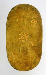 天保小判は天保8年〜安政5年 (1837~1858)に鋳造されました。 金56.8% 銀43.2% 量目11.2g。 裏の極印が保の字なので、保字小判ともいいます。 鑑定書・桐箱付き。