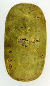 元文小判は元文元年~文政元年(1736~1818)まで鋳造されました。 背に真書体の文の字の刻印があり真文小判とも呼ばれています。 品位は金653 / 銀347 量目13.00g です。 鑑定書・桐箱付き。