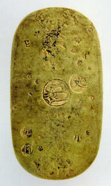 元文小判は元文元年~文政元年(1736~1818)まで鋳造されました。 背に真書体の文の字の刻印があり真文小判とも呼ばれています。 品位は金653 / 銀347 量目13.00g です。 鑑定書・桐箱付き。