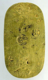 元文小判は元文元年~文政元年(1736~1818)まで鋳造されました。 背に真書体の文の字の刻印があり真文小判とも呼ばれています。 品位は金653 / 銀347 量目13.00g です。 鑑定書・桐箱付き。