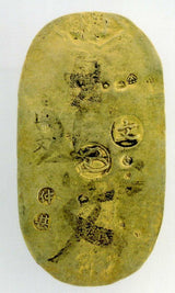 元文小判は元文元年~文政元年(1736~1818)まで鋳造されました。 背に真書体の文の字の刻印があり真文小判とも呼ばれています。 品位は金653 / 銀347 量目13.00g です。 鑑定書・桐箱付き。