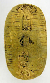 元文小判は元文元年~文政元年(1736~1818)まで鋳造されました。 背に真書体の文の字の刻印があり真文小判とも呼ばれています。 品位は金653 / 銀347 量目13.00g です。 鑑定書・桐箱付き。