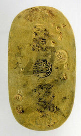 元文小判は元文元年~文政元年(1736~1818)まで鋳造されました。 背に真書体の文の字の刻印があり真文小判とも呼ばれています。 品位は金653 / 銀347 量目13.00g です。 鑑定書・桐箱付き。