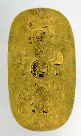 元文小判は元文元年~文政元年(1736~1818)まで鋳造されました。 背に真書体の文の字の刻印があり真文小判とも呼ばれています。 品位は金653 / 銀347 量目13.00g です。 鑑定書・桐箱付き。