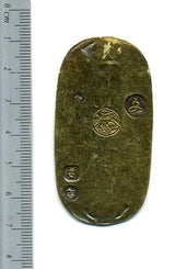 文政小判は文政2年~文政11年(1819~1828)に鋳造されました。  品位は金559 / 銀441 量目13.07g。  裏の極印が草書体の文の字なので、草文小判ともいいます。  鑑定書・桐箱付き。