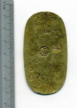 元文小判は元文元年~文政元年(1736~1818)まで鋳造されました。 背に真書体の文の字の刻印があり真文小判とも呼ばれています。 品位は金653 / 銀347 量目13.00g です。 鑑定書・桐箱付き