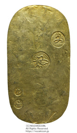 文政小判は文政2年～文政11年（1819～1828）に鋳造されました。品位は金559 / 銀441 13.1g。裏の極印が草書体の文の字なので、草文小判ともいいます。鑑定書(令和3年7月20日)・桐箱付き。