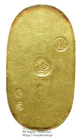 天保8年〜安政5年&nbsp;（1837～1858）に鋳造されました。金56.8%　銀43.2%　11.3g。裏の極印が保の字なので、保字小判ともいいます。大当は縁起の良い文字の組み合わせとして大変人気があります。鑑定書（令和8年4月14日）・桐箱付き。
