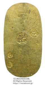 文政小判は文政2年～文政11年（1819～1828）に鋳造されました。品位は金559 / 銀441 量目13.1g。裏の極印が草書体の文の字なので、草文小判ともいいます。鑑定書（令和6年5月7日）・桐箱付き。