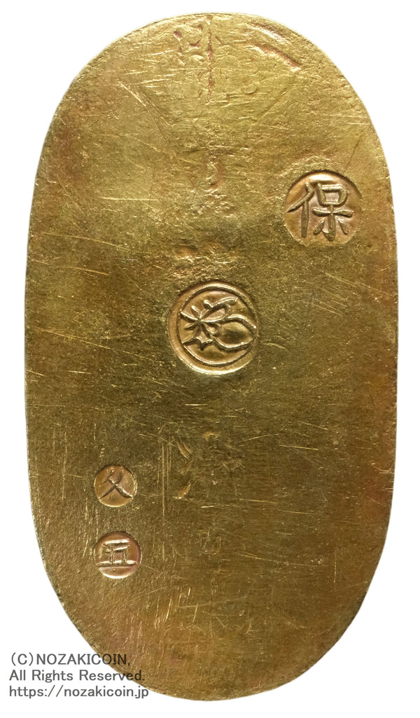 天保8年〜安政5年&nbsp;（1837～1858）に鋳造されました。金56.8%　銀43.2%　11.2g。裏の極印が保の字なので、保字小判ともいいます。鑑定書（令和7年7月1日）・桐箱付き。