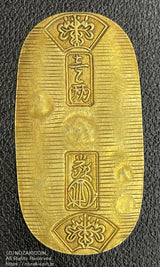 文政小判は文政2年～文政11年（1819～1828）に鋳造されました。品位は金559 / 銀441 量目13.07g。裏の極印が草書体の文の字なので、草文小判ともいいます。鑑定書・桐箱付き。