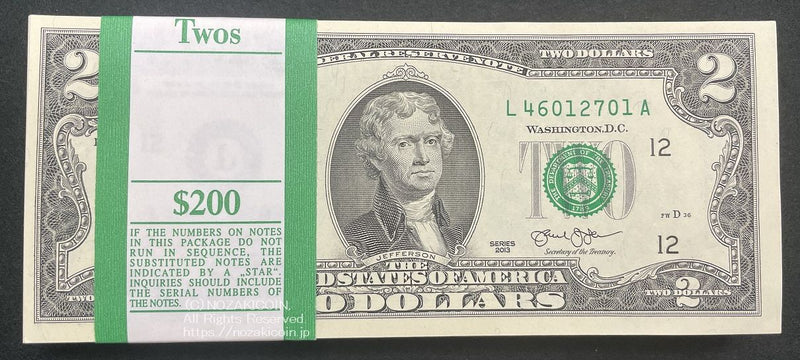 アメリカの２ドル札が１００枚で一束になっています。